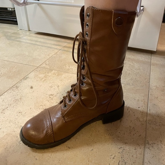 Lace up brown boots - Picture 4 of 8